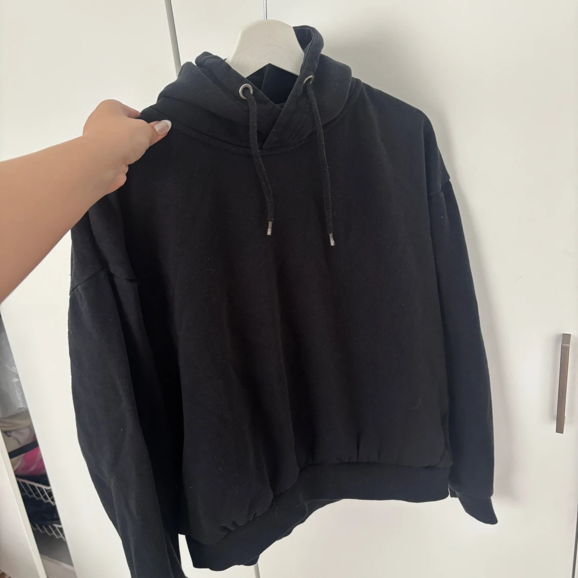 Svart hoodie med luva - 1