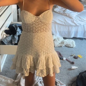 Vit spetsklänning med volang Zara  - Säljer denna populära klänning ifrån Zara dock är lappen avklippt, storlek s och den är jätte najs till sommaren också 💗💗kan tänka mig att gå ner i pris 💗