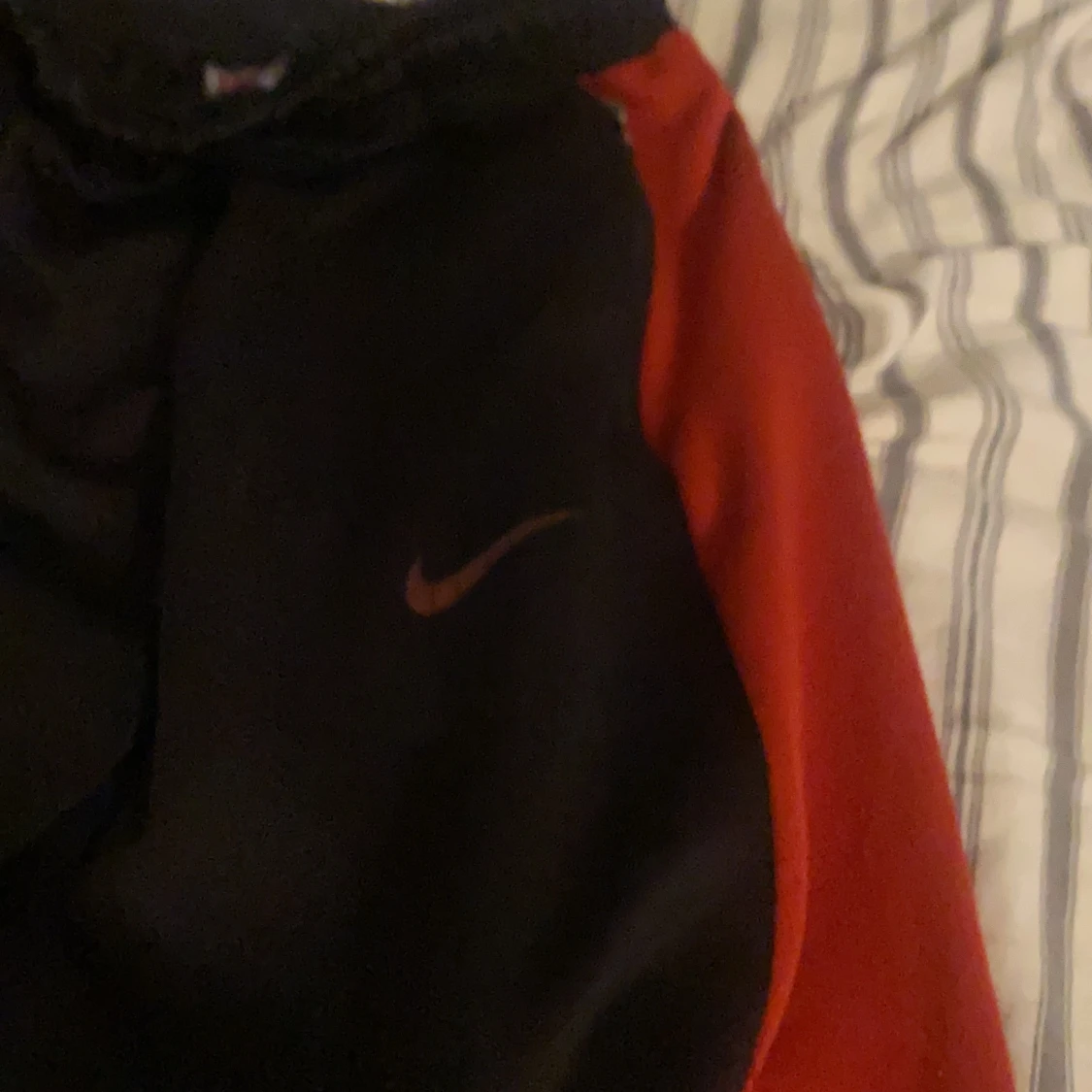 Svarta och röda mjukisbyxor från Nike - 4