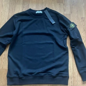 Svart sweatshirt från Stone Island - Helt ny svart stone island. Aldrig använd passar för dig som har S och M