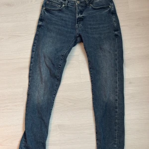 (Nya) Dressman Jeans - Storlek 28/30. Säljer ett par klassiska mörkblå jeans från dressman. Aldrig använda. Jeansen har en slimmad passform. Perfekta till vardags och enkla att matcha med olika stilar.