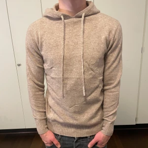 Kashmir/Merino hoodie - En skön beige Kashmir/Merino hoodie i storlek XS! Grymt skick, aldrig använd! Hör av dig vid frågor!🌟
