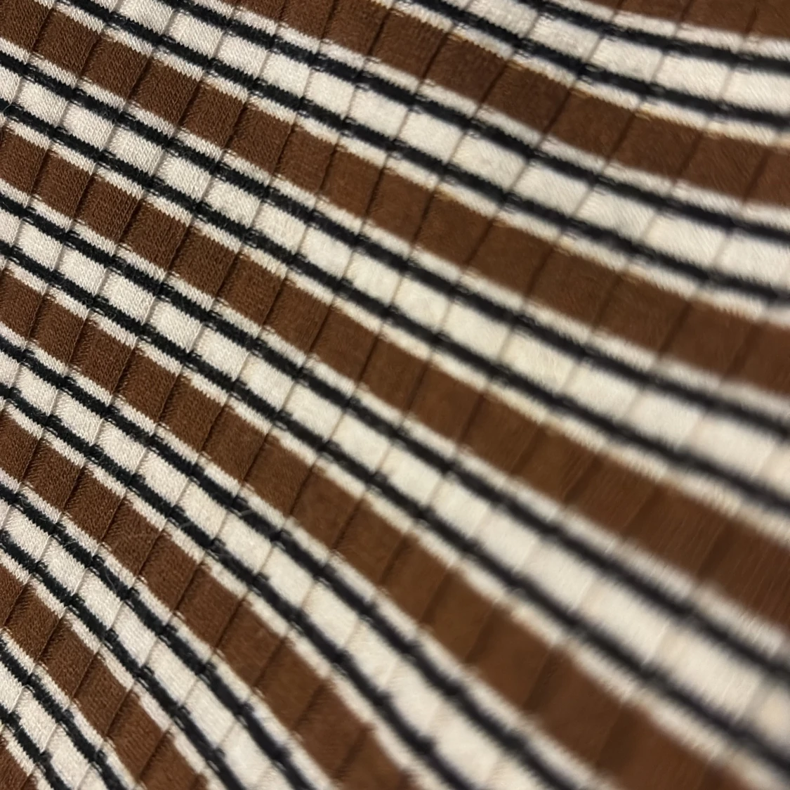 Brun och vit randig skjorta från BikBok - 2