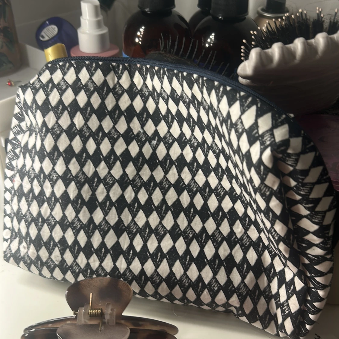 Svartvit necessär med diamantmönstertygg