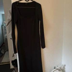 Svart långklänning från Gina Tricot - Säljer en stilren svart långklänning från Gina Tricot med fyrkantig ringning och långa ärmar. Klänningen har en figurnära passform och är perfekt för dig som gillar en enkel men elegant look. så skönt material🥹🙌🏼 snarare xs än s dock! 