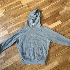 Grå hoodie från Polar Skate Co - Säljer en grå hoodie från Polar Skate Co i storlek XS. Tröjan har en klassisk huva, magficka och vit broderad logga på bröstet. Perfekt för en avslappnad och stilren look. Från typ 2020 kommer inte ihåg när jag köpte den