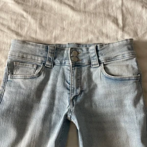 low waist jeans  - super snygga ljusblåa jeans som är low waist och har stretch, köpta på plick men aldrig använt då dom är för stora för mig. 