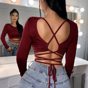 Vinröd croppad topp med snörning i ryggen - Jätte fin topp som passar näst in till allt. Jag köpte den från shein och använt den ca 1 gång så har ingen användning för den💕 Skriv för mer info💕