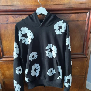 Svart och vit Denim Tears hoodie - Nytt skick, köpt i Italien. Använd ca 1-2 gånger.
