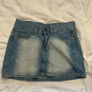 Lågmidjad jeans kjol - Säljer denna sjukt snygga lågmidjade jeanskjol men unika detaljer🙏 Köpte på loppis men tyvvär passade den inte så säljer därav. Hör av er vid frågor!🫶