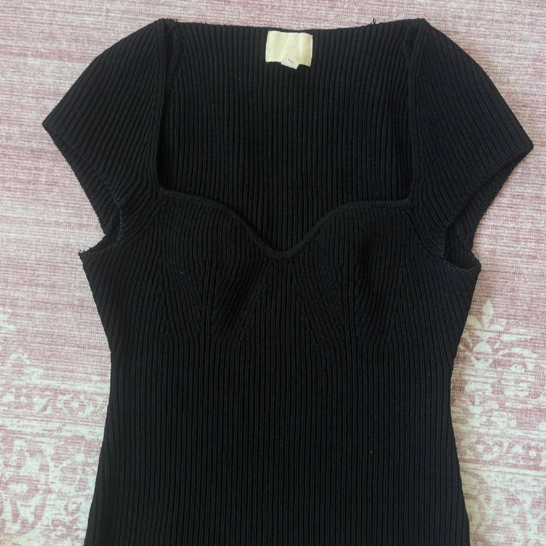 Svart ribbad topp med v-ringning - 1