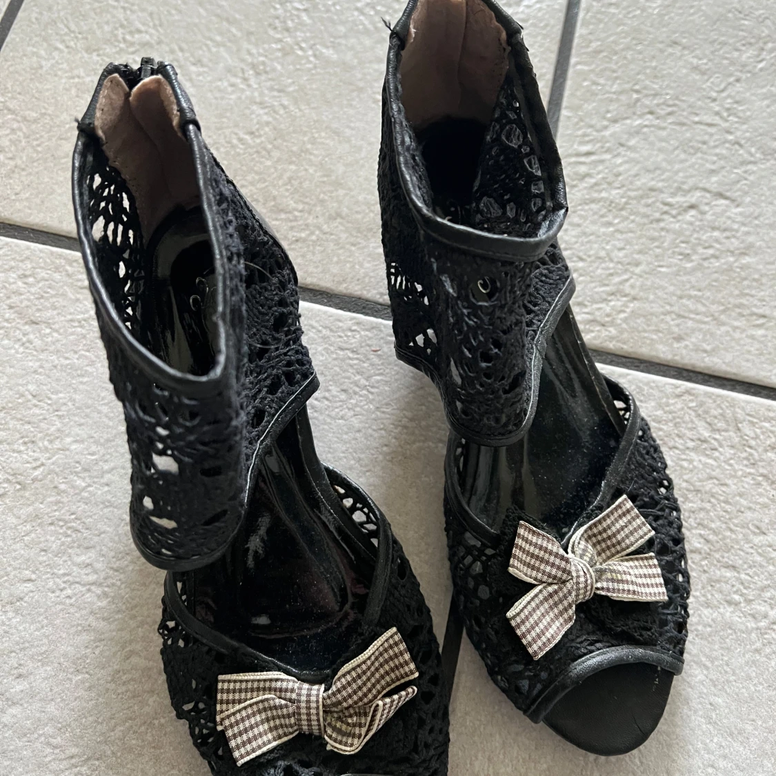 Svarta spetsiga sandaletter med rosett - 1