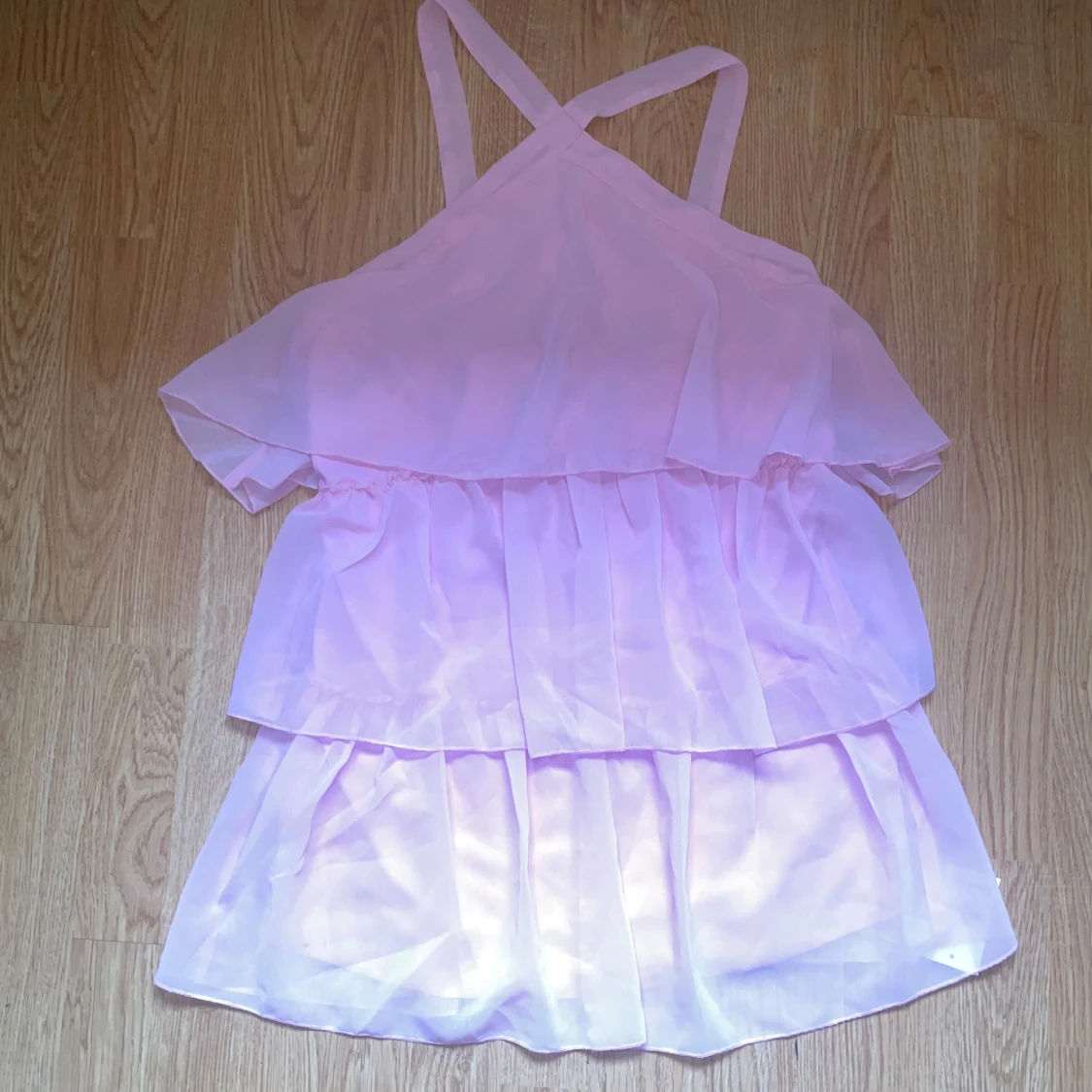 Rosa volangklänning från Boohoo