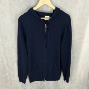 John Henric kashmir hoodie - Fint skick! Modellen är 185 och L passar M