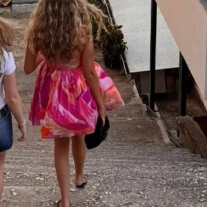 Färgglad klänning med mönster💗💗💛 - Säljer en klänning i starka rosa, orange och röda nyanser med ett färgstarkt mönster. Klänningen har en markerad midja och vid kjol, perfekt för sommarens varma dagar!!💗💗