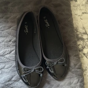 Ballerinaskor - Helt oanvända ballerinaskor tror dom är från skopunkten och är i storlek 37. Säljer då dom är försmå och inte passar❣️