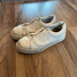 Eytys vita storlek 45  - Säljer ett par vita Eytys i storlek 45. Skorna är väl använda men fortfarande snygga! Dem har tyvärr  tappat lite färg där fram på lädret. Hör av er om ni vill ha fler bilder. Pris ej hugget i sten 