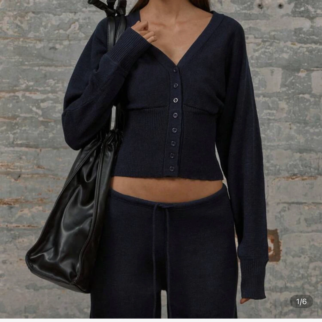 Mörkblå croppad kofta med knappar