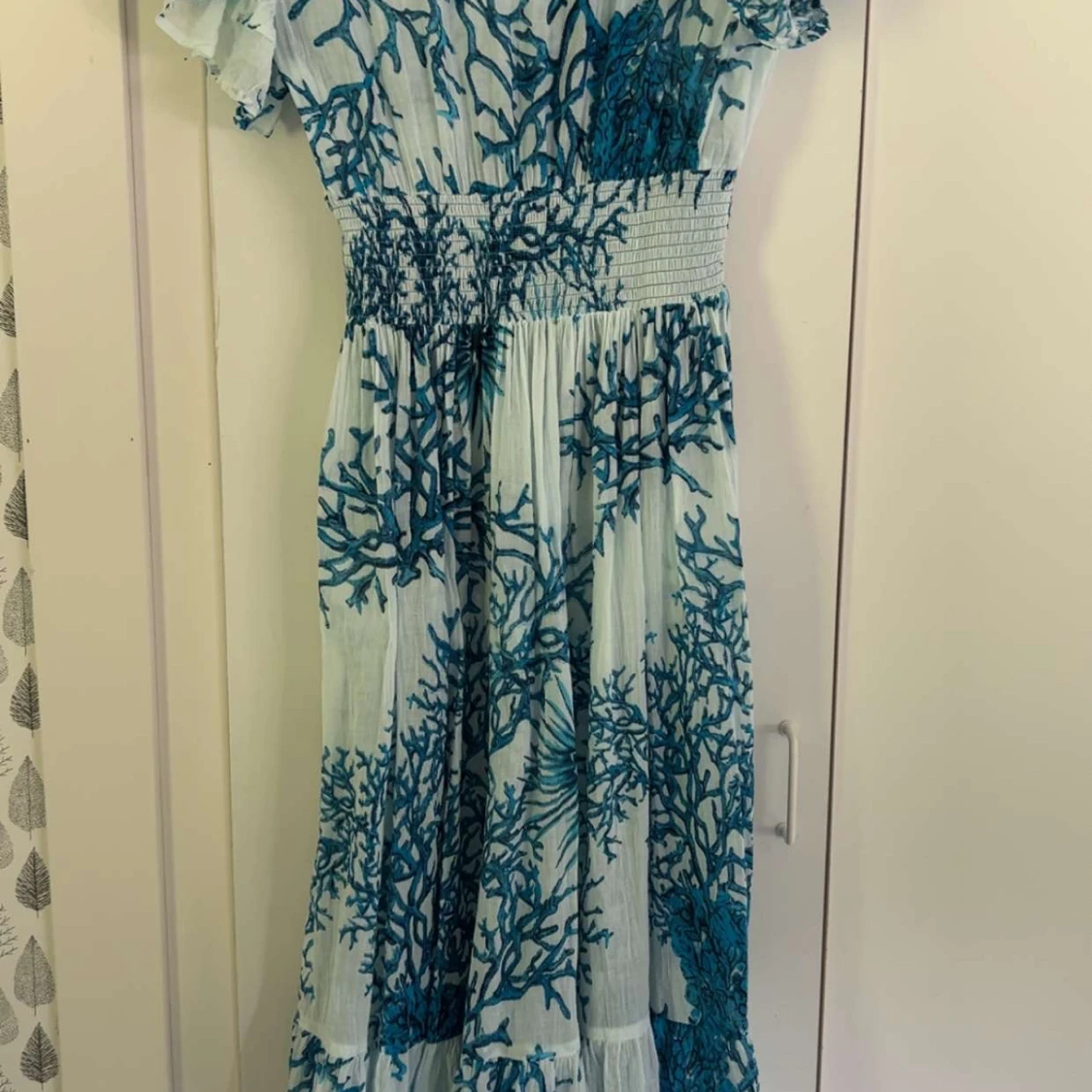 Blå och vit långklänning från Ble Resort Collection - 1