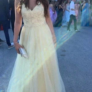 balklänning  - Jätte fin ljusgul balklänning med glitter stenar och fina detaljer, bra skick men lite smutsig längst ned, storlek mellan 36-38