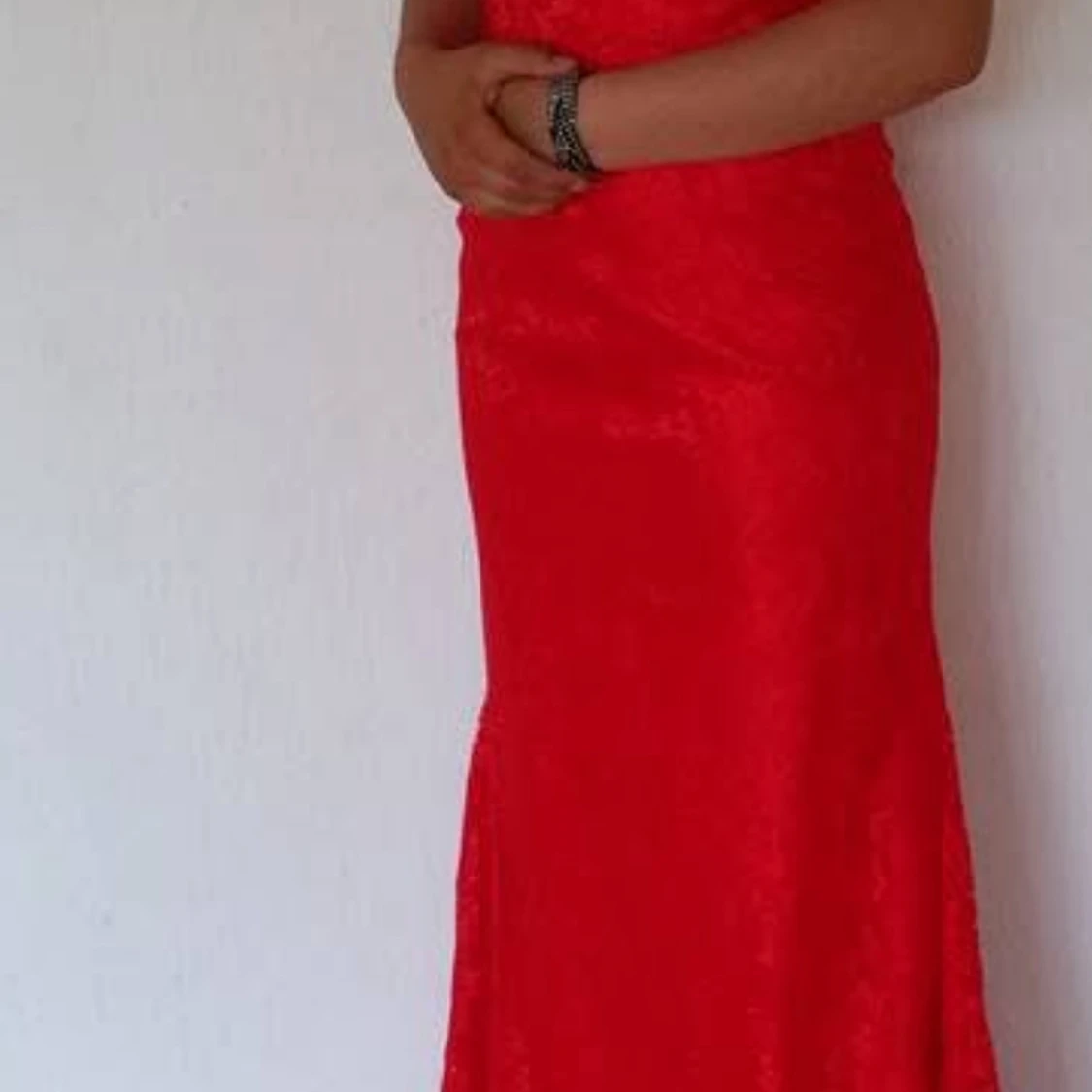 Säljer en röd långklänning 