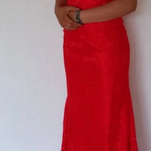 Säljer en röd långklänning  - Otroligt vacker röd långklänning i spets, perfekt för fest, bal eller andra speciella tillfällen. Klänningen är figursydd och sitter tajt, vilket framhäver formen på ett elegant sätt. Storlek 32/34. Använd endast en gång och är i nyskick!  Pris: 1300 kr Vid snabb affär kan priset diskuteras.  Hör gärna av dig vid intresse! 🌹 