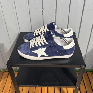 Golden goose - Säljer nu dessa populära golden goosen i den mest eftertraktade färgen som är perfekta inför sommaren |  skick - 7/10 | storlek - 42 | Inget og medföljs | skriv vid frågor och funderingar !!