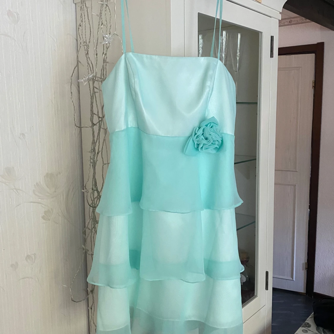 Ljusblå volangklänning med blomdetalj