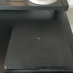  PS4 med allt du behöver för att spela - PS4 med 2 fungerade konsoler ps4 laddare och ps4 så du kan andvänds ps4 till din skärm