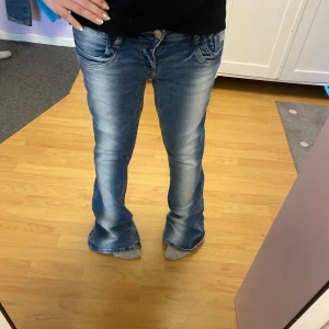 Scandi low waist bootcut jeans - Säljer ett par super snygga blå bootcut jeans från Gina Tricot 14+ i storlek M. Jeansen har en klassisk femficksdesign, ljus tvätt och utsvängda ben. Jag säljer dem på grund att dem var för stora å långa!! Helt slut sålda online! Köpta för 359kr!! 💗