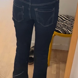Hollister jeans - Snygga mörkblå jeans med bootcut passform och klassiska fickor bak. Gylfen är ca 10 cm, Innerbenslängden är 77cm o midjemått 37 cm. Jeansen är såå sköna och stretchiga💕 Köpte de i new york och säljer pga att jag inte använt de! Nypris: 550kr. Inga defekter!!💛