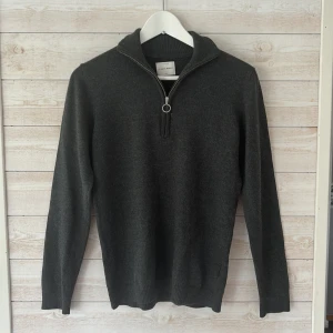 A Day's March half-zip | Merino ull! - Säljer en stilren tröja från A Day's March i merinoull |  i nyskick | perfekt nu för det kommande sommarkvällarna✨ | Den är både bekväm och snygg | ett måste i garderoben! Nypris: 1500kr | pris kan diskuteras vid snabb affär😊