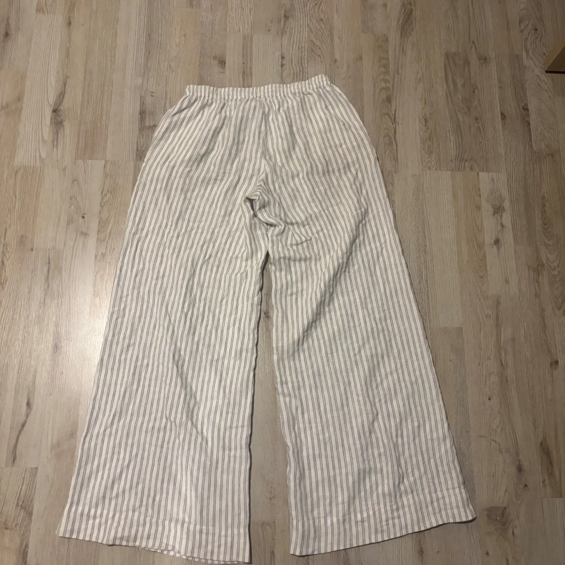 Randiga linnebyxor från BikBok - 1