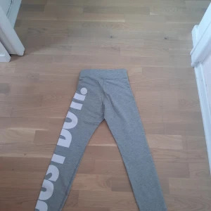 Träningstights - Högmidjade med stor JUST DO IT. På sidan.