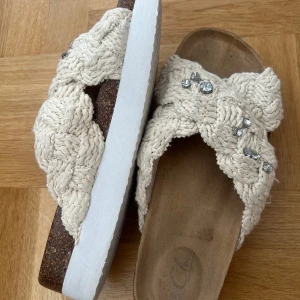 Inuikii tofflor - Super fina tofflor som liknar inuikiis. Använda fåtal gånger 💗