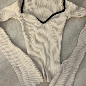 Ribbad topp från H&M - Stretchiga material & ribbad . Från hm 