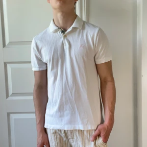 Burberry pike - Skick 9/10, inga defekter. Modellen är 180,75 kg och bär M. Kom med frågor!  + Burberry skjorta randig. 