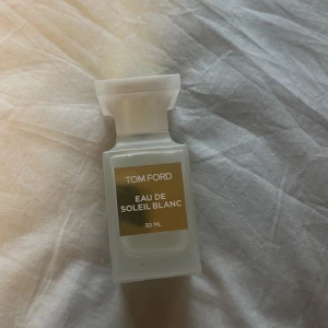 Tom Ford Eau de Soleil Blanc 50 ml - Lyxig parfym från Tom Ford i doften Eau de Soleil Blanc. Flaskan är frostad och fyrkantig med en vit, matt kork och guldig etikett framtill. Rymmer 50 ml och är en eau de toilette. Perfekt för dig som gillar exklusiva dofter. Mycket i flaskan kvar som ni ser på bild 3! Ny pris  1850 från boozt.💕💕( mest intressekoll)