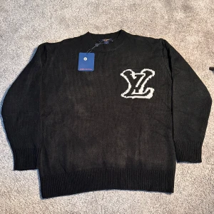 Lv Sweater  - This Louis Vuitton sweater is brand new and in perfect condition. It’s black, size M, and made with premium materials. A great choice for a clean, luxury look. New price: 5000 kr