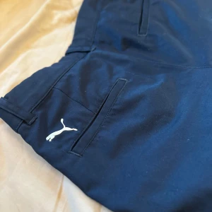 Golf shorts från Puma - Snygga mörkblå shorts från Puma med klassisk passform. Shortsen har två sidofickor och två bakfickor samt Puma-logga  på baksidan. Perfekta för sommardagar. Byxorna är i storlek 9-10 Y ( personen på bilden är 14 år). Den är i nyskick (se bilder). Hör gärna av dig vid frågor! Pris kan diskuteras, Mvh Axel