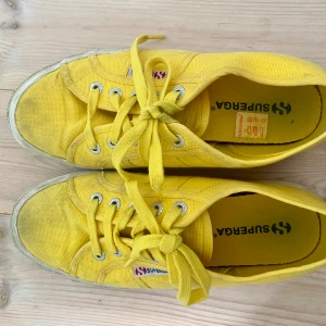 gula superga skor - as snygga skor från Superga i storlek 38💛💛 