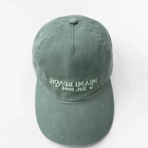 Grön keps med broderad text - Snygg grön keps i twill med broderad text. Perfekt nu till sommaren! Helt ny med prislappen på, endast provad.  Hör av er vid frågor.💗