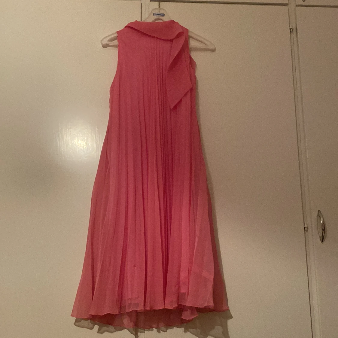 Rosa plisserad långklänning med scarf-detalj