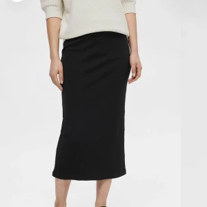 Svart ribbad långkjol - Säljer en svart ribbad långkjol med rak passform. Kjolen har en enkel och stilren design som passar perfekt till många olika outfits. Mjuk och stretchig känsla för extra komfort. Har inte använt. Skriv ifall du vill ha mer bilder!.