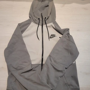 Nike tech mörk grå och ljus grå - Den är i bra skick men har 2 små hål i höger arm. Priset går art diskutera.