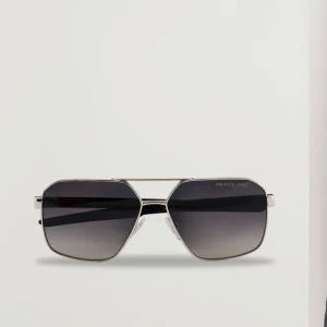 Prada solglasögon med metallbåge - Jag säljer mina Prada Solglasögon, helt nya med box och allt. Helt oanvänd, vid seriös skickar riktigt Bilder, kan frakta och hämtas på plats!