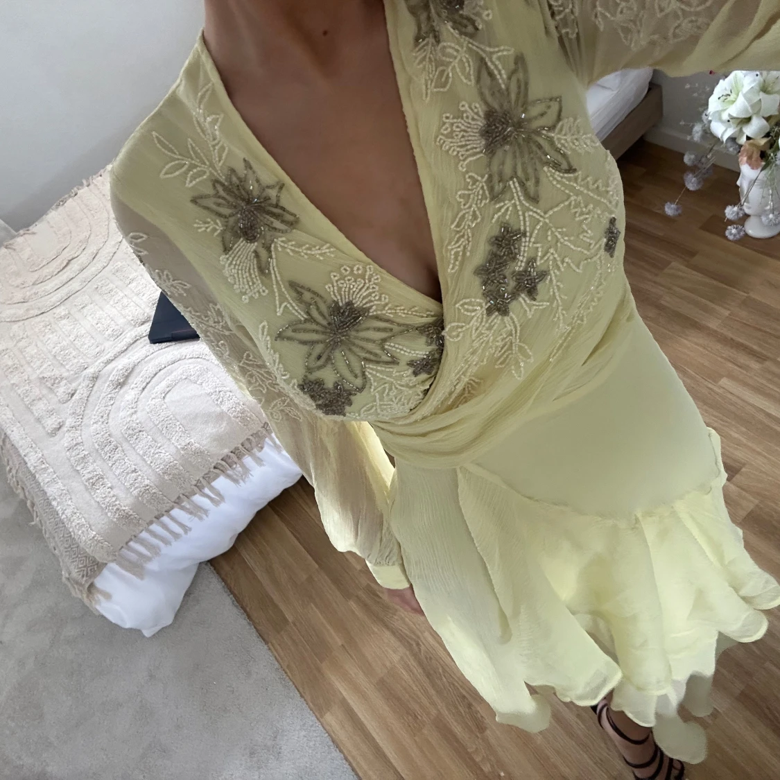 Ljusgul omlottklänning med broderade blommor