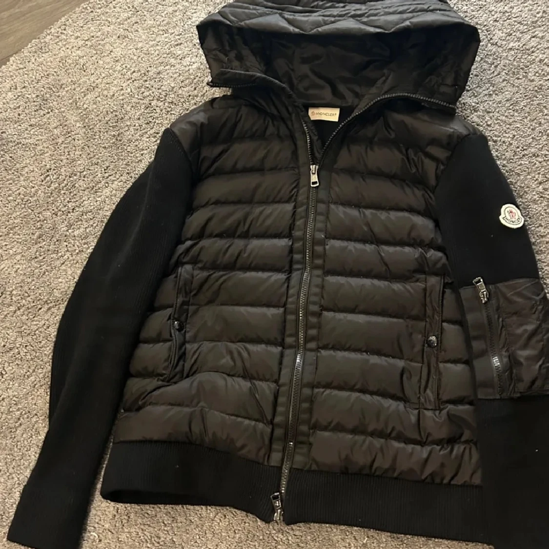 Svart pufferjacka från Moncler
