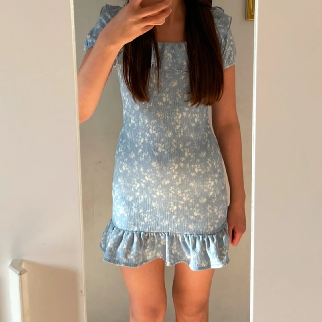 Ljusblå blommig kortklänning från Gina Tricot