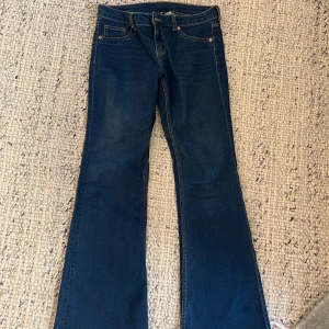 Blå bootcut jeans - Blå bootcut jeans